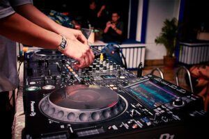 Dj-tocando-con-un-mesclador-profesional