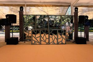 Los mejores controladores para dj 8 Montaje-Temático-DJ-de-espejos-con-vista-de-día