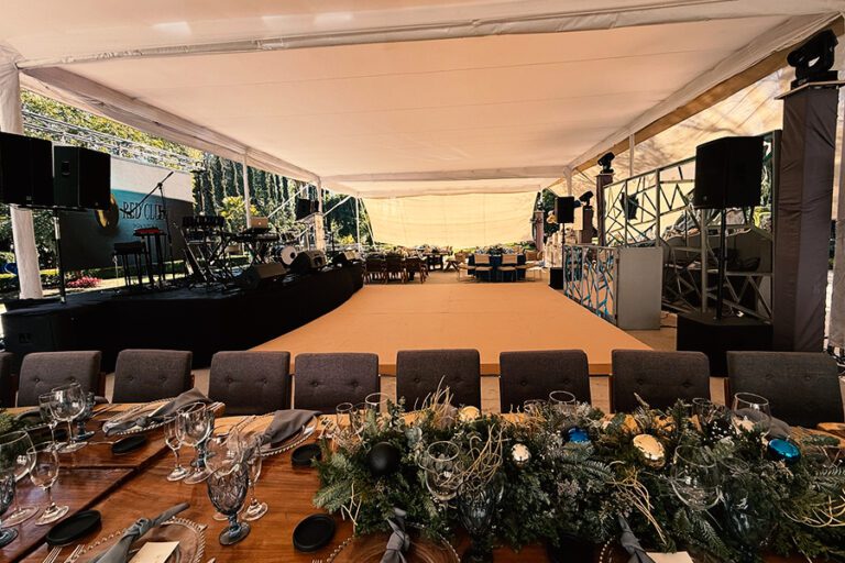 Montaje-Temáticpo-de-espejos-y-renta-de-pantalla-gigante-de-uso-exterior-para-evento-empresarial