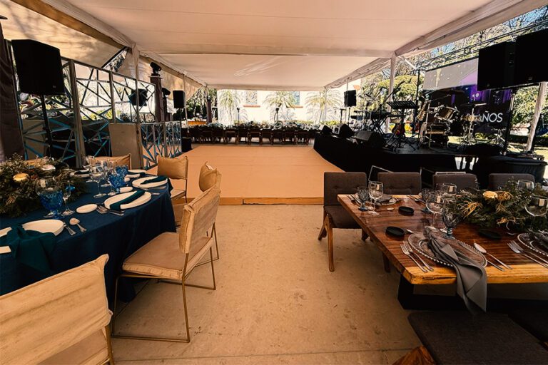 Nuestro-montaje-temático-en-espejos-y-renta-de-pantalla-LED-3x2-para-evento-empresarial