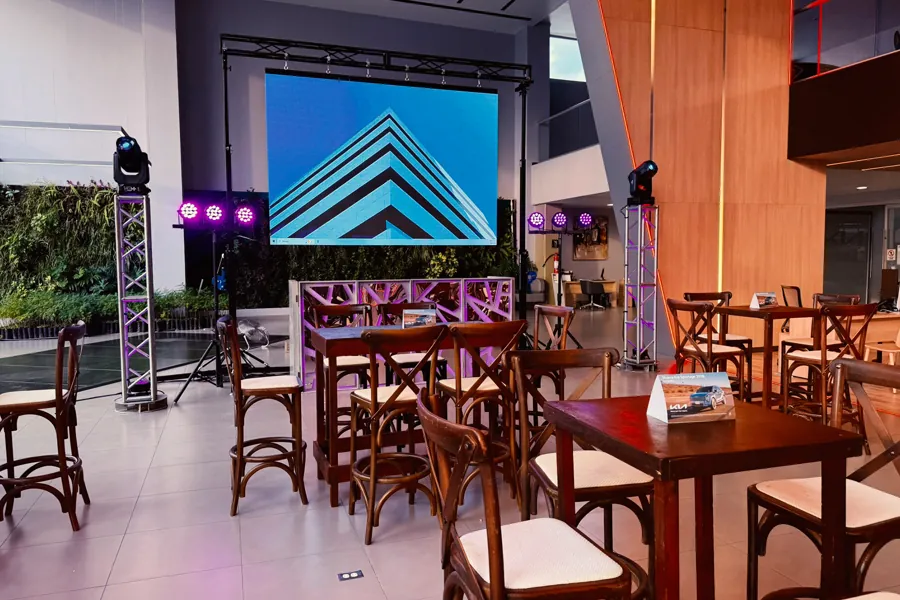 renta-de-pantalla-led-3x2-para-eventos-en-puebla---interior-moderno-con-mobiliario-y-pantalla-led-encendida