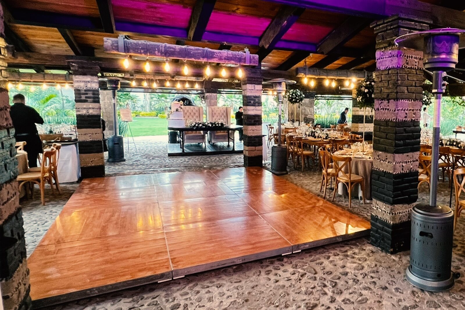 Pista de baile de madera duela para bodas en salón rústico en Puebla
