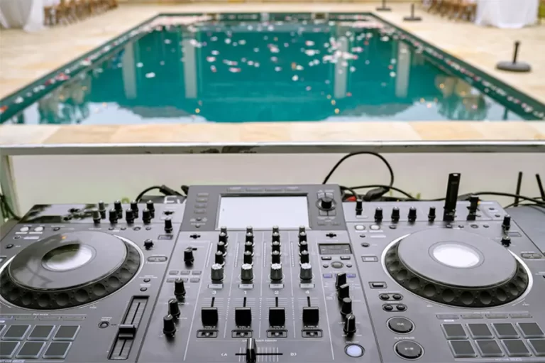 Tornamesa de dj en un a pool party