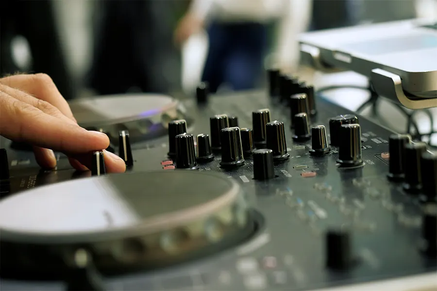 DJ tocando con controlador: ingresos promedio locales