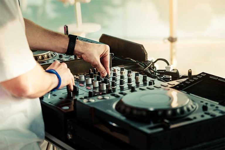 ¿Cuánto cuesta contratar a un DJ para una fiesta de 15 años?