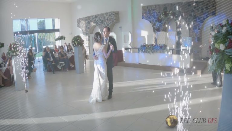 Primer vals de novios y pirotecnia fría