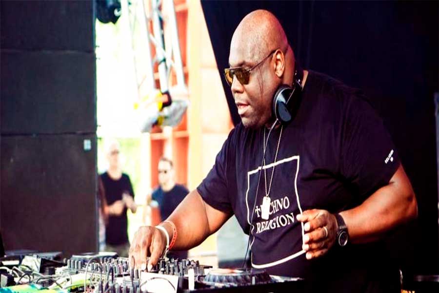 Carl-cox-y-sus-audifonos-para-dj