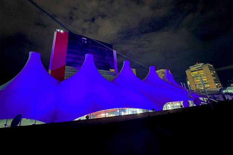 Renta-de-luces-led-para-decorar-la-fachada-de-tu-negocio