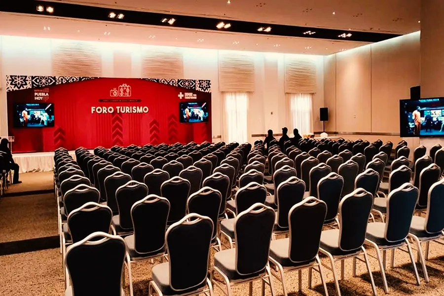 Renta de templete forrado y back impreso para eventos corporativos certificados en Puebla