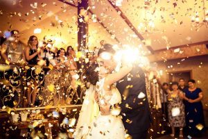 Primer-vals-de-novios-en-una-boda-elegante