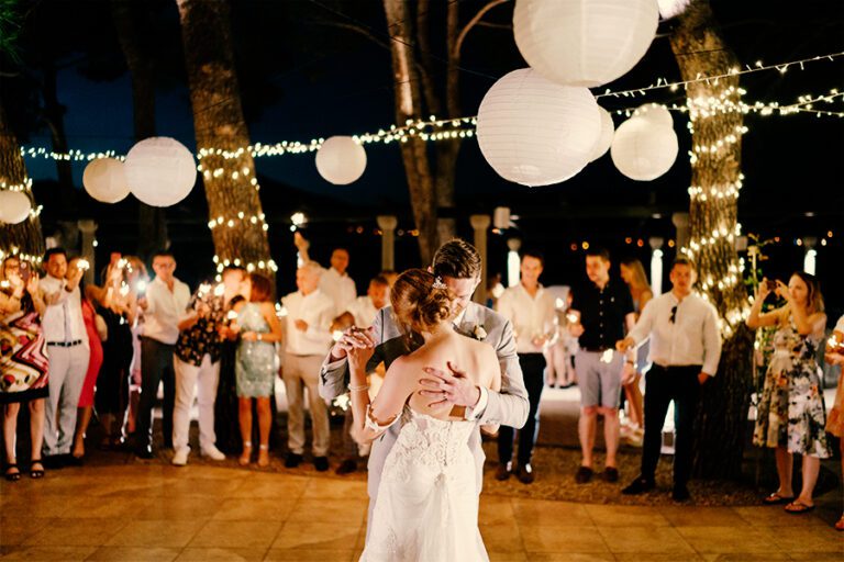 Una-pareja-bailando-su-primer-vals-de-novios-en-su-boda