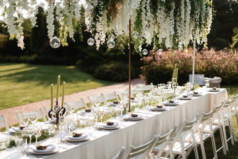 Decoración-en-blanco-y-naturaleza-real-para-una-boda