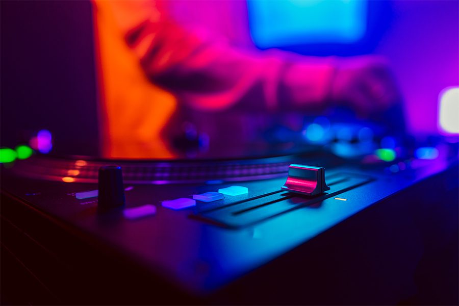 Botones y pitch de un controlador para DJ