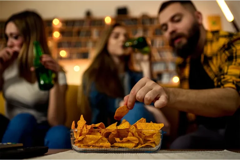 Gente-joven-en-una-reunion-en-casa-comiendo-nachos-en-un-bowl (2)