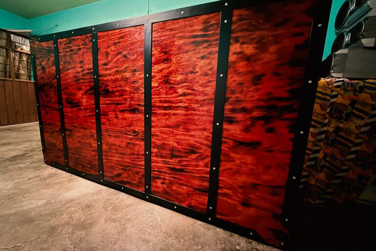 Cabina DJ de madera de aspecto rustico