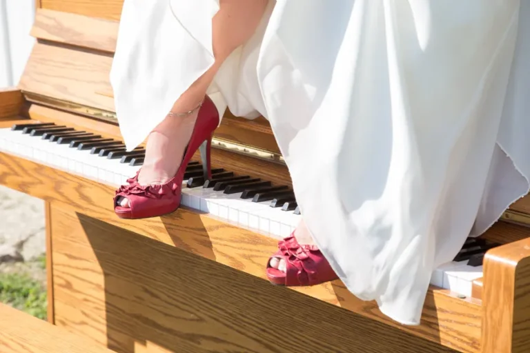 boda-moderna-fresca-novia-tacones-piano
