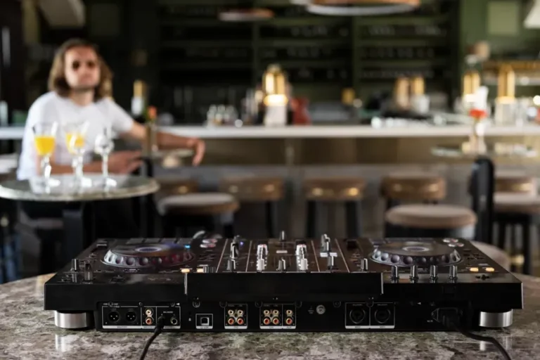 controlador-dj-compacto-con-mezcladora-de-dos-canales-en-barra-de-bar