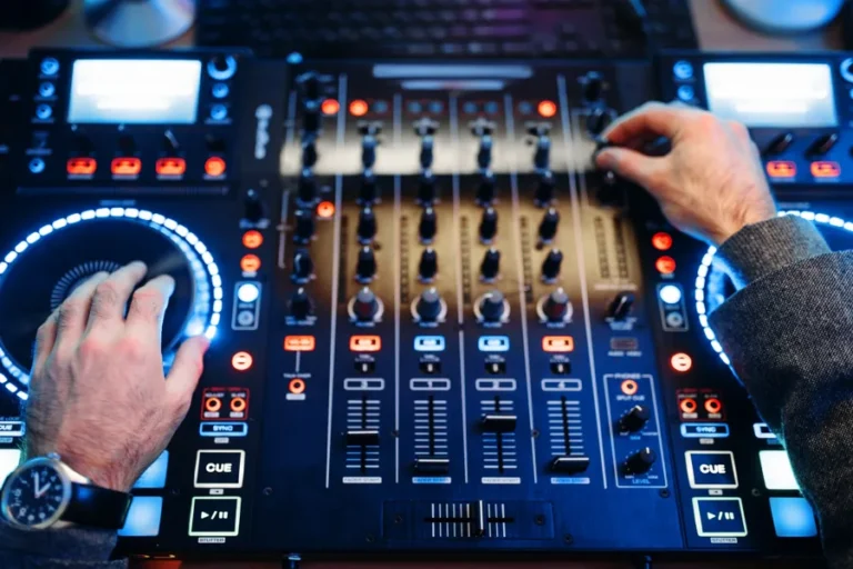 controlador-dj-con-mezcladora-integrada-en-uso-profesional-consola-dj