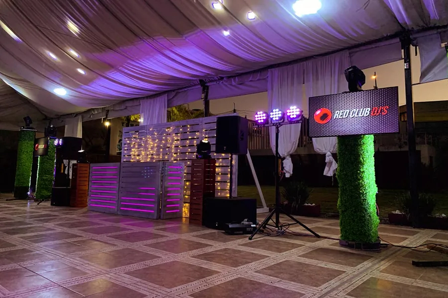 DJ para bodas con iluminación elegante y cabina profesional