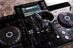 controlador-dj-de-la-marca-pioneer-con-audifonos-sobre-mesa-de-mezclas