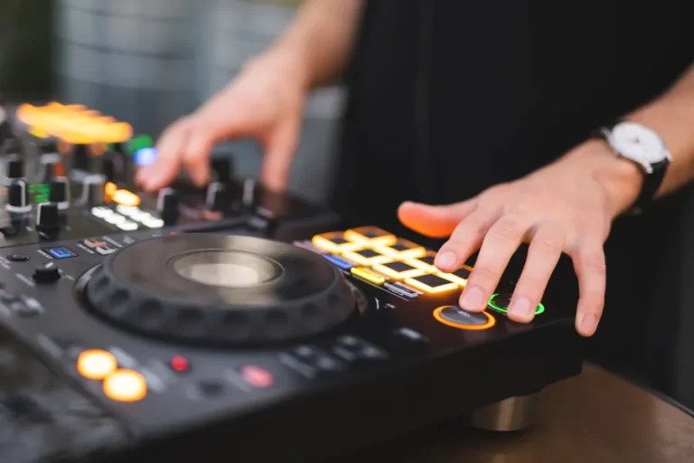 Diferencias entre un DJ y un Luz y Sonido 8 peticiones-de-canciones-al-dj-en-pleno-show-musica-en-vivo-en-eventos