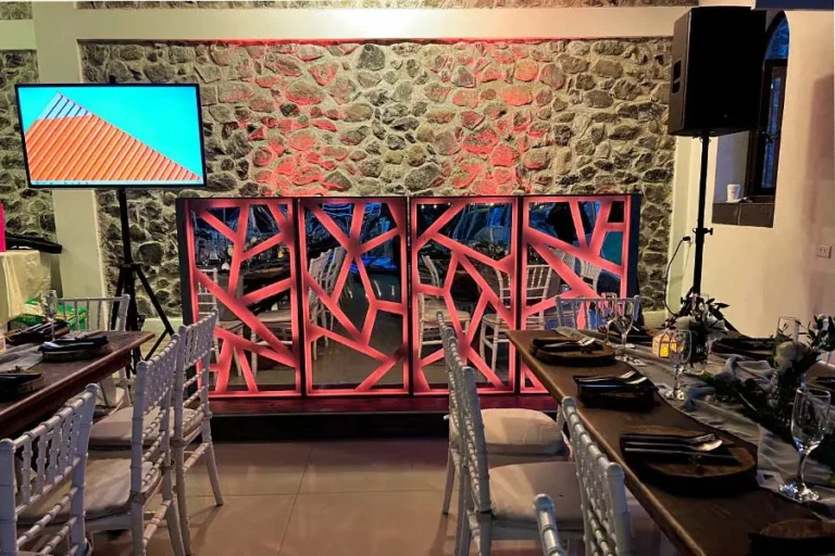 cabina-de-dj-con-diseno-geometrico-para-evento-en-salon-con-montaje-elegante