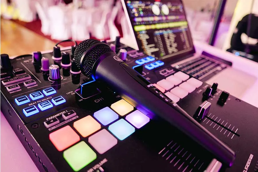 DJ en Puebla con consola profesional, micrófono y software de mezcla