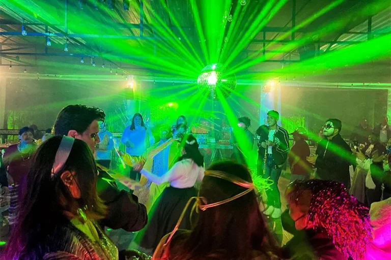 Diferencias entre un DJ y un Luz y Sonido 10 dj-para-fiesta-retro-con-luces-laser-verdes-y-bola-disco-en-salon