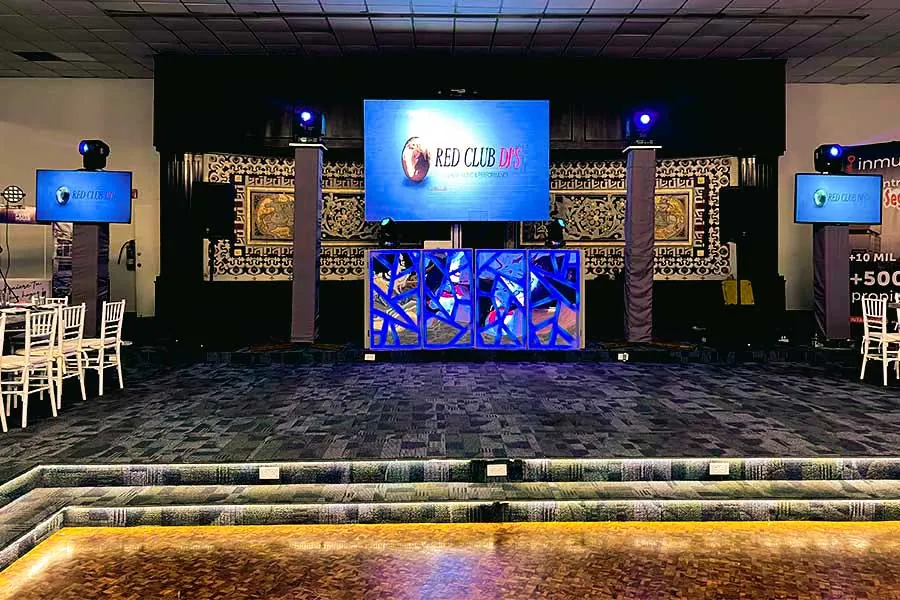 DJ profesional para eventos en Puebla y pantalla LED gigante en escenario