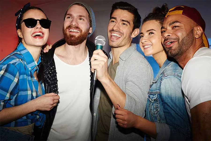 DJ y karaoke para eventos en Puebla con amigos cantando en fiesta
