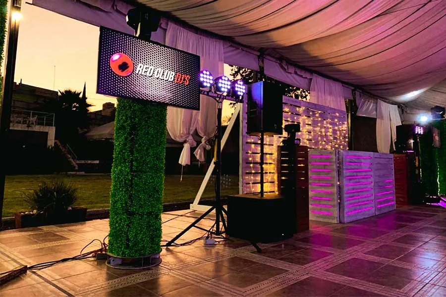 Montaje de DJ con luces LED y pantalla para fiestas modernas