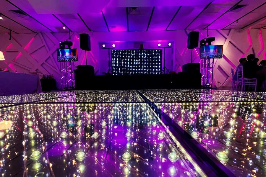 Pista de baile LED para bodas con DJ y luces en salón elegante