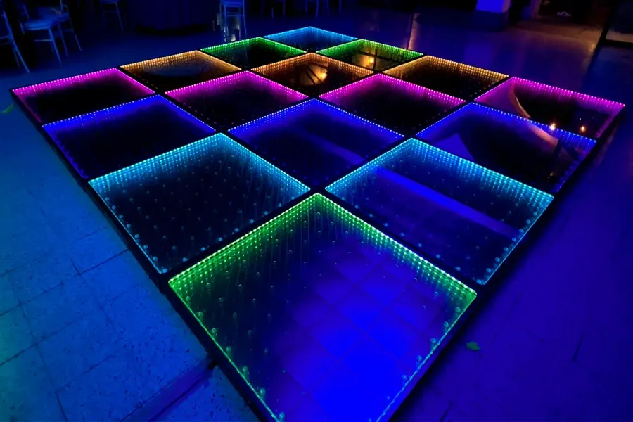Pista iluminada para fiesta retro con efecto espejo infinito y luces LED multicolor
