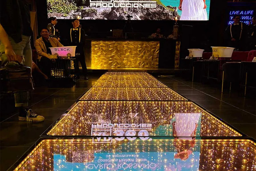 Pista LED espejo infinito para eventos corporativos en Puebla con producción Block