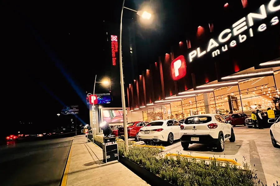 Renta de iluminación para eventos en Puebla en apertura de tienda Placencia con luces de piso