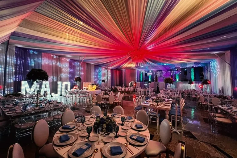 Edmundo Carrillo - Bio 7 salon-de-eventos-elegante-con-decoracion-de-techo-y-letras-iluminadas-majo
