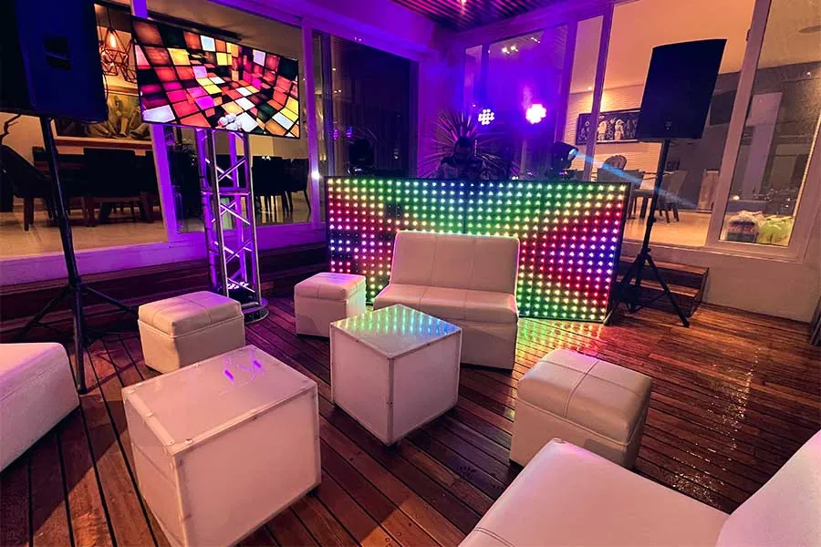 Servicio de DJ para graduación con cabina LED y área lounge en La Vista Puebla