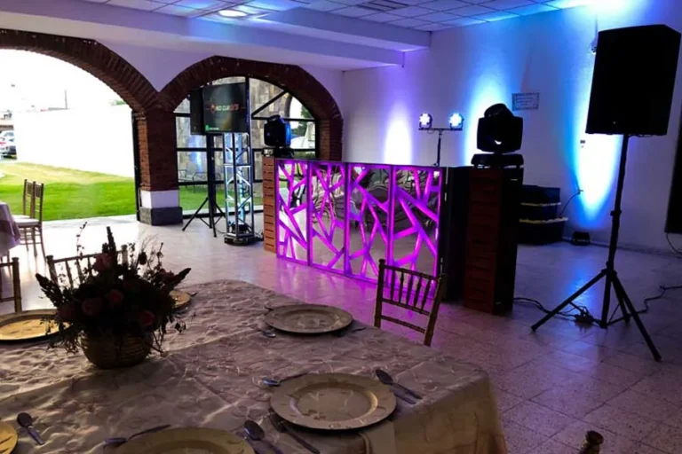 uno-de-nuestros-montajes-dj-para-tus-eventos-con-cabina-iluminada-y-sonido-profesional