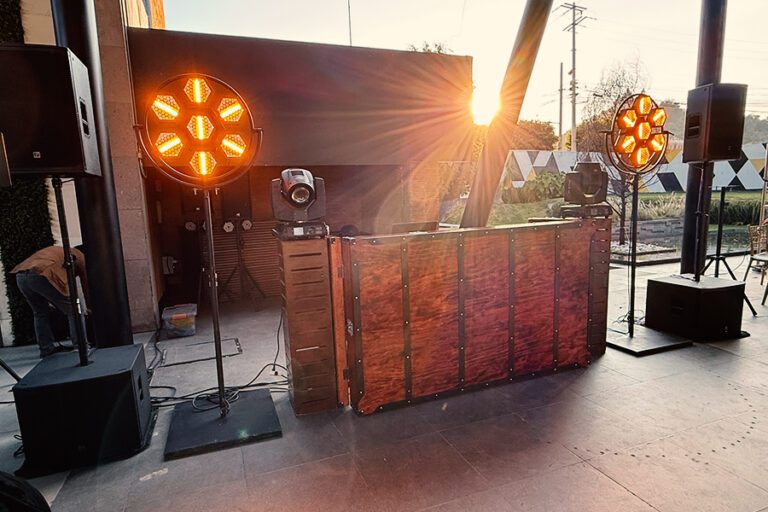 Montaje-dj-con-cabina-en-madera-doble-vista-e-iluminacion-calida