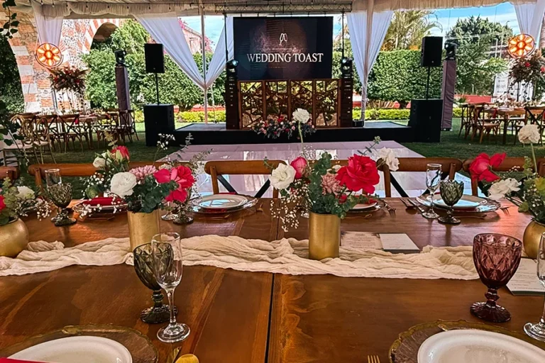 cabina-dj-de-espejos-color-oro-boda-en-finca-san-francisco-wedding-toast