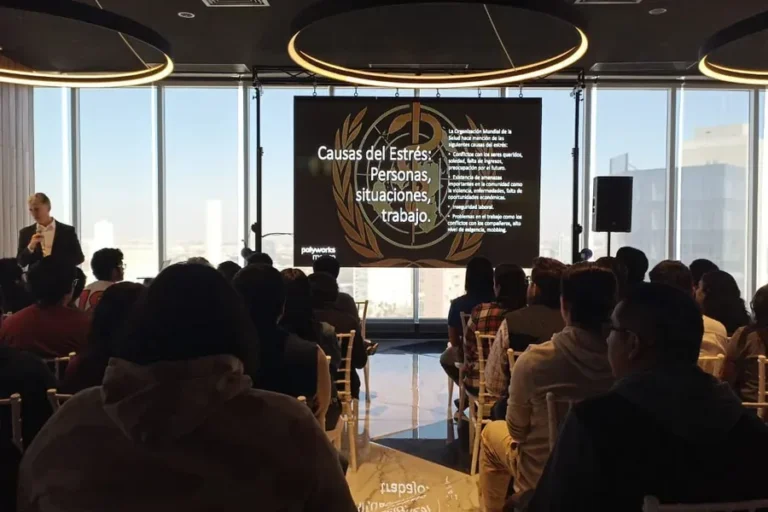 renta-de-pantalla-para-capacitacin-de-personal-en-puebla-evento-corporativo-con-presentacion-en-pantalla-led-y-audiencia